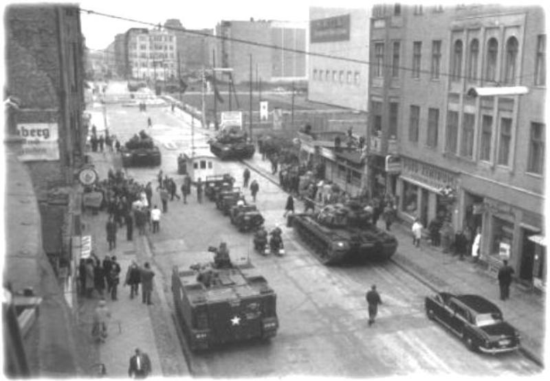 Face-à-face de blindés à Checkpoint Charlie Mb_ponton_checkpoint_charlie1