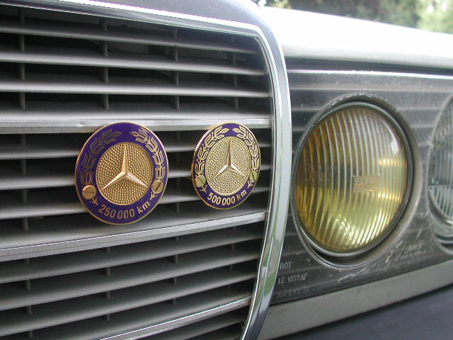 Logos / Badges de calandre pour Mercedes ayant un important kilometrage Mb_240D_1982_grille_badges_14sep2004