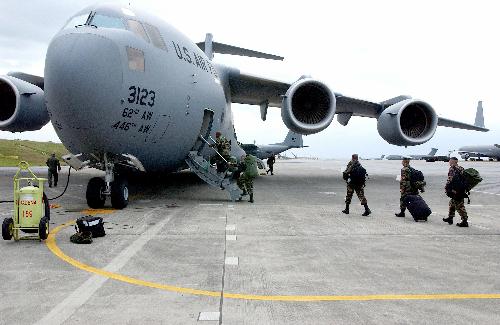 QT: 1 à "beaucoup" xD  ... - Page 5 C-17A_3123_62_AW_Kadena_Air_Base_Japan_06_JAN_05-MD