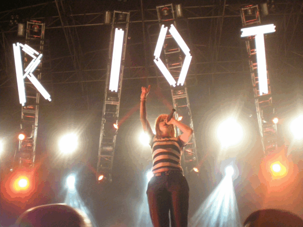 [News] Photo de la semaine sur Paramore.net - Page 2 Final-riot-in-sd-large_1218206782297