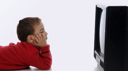  ۞ قضاء الطفل ساعتين أمام التلفزيون يعرضه للسمنة ۞ 3878