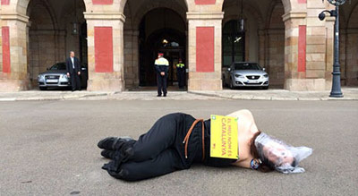 Frikismo independentista: una chica se asfixia y se ata por Cataluña a las puertas del Parlament Performance