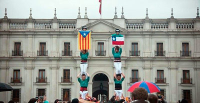 El independentismo ataca a España: castellers con la bandera de Chile y la estelada catalana Castellers-chile