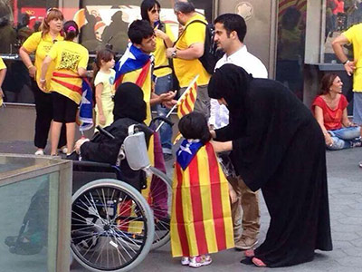 Un musulmán independentista le dice que 'España nos roba' y una mujer catalana le responde 'vagi a la merda, moro!' Moros-cat