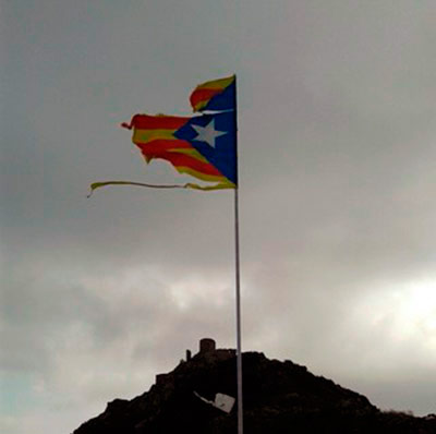 Militares destrozan una estelada y un joven la repone en Sant Pere de Rodes Estelada-rota-cat