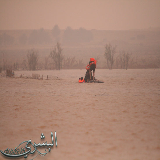 مياه تحاصر شيخ كبير صور مؤثره جدا جدا Mk7472_221