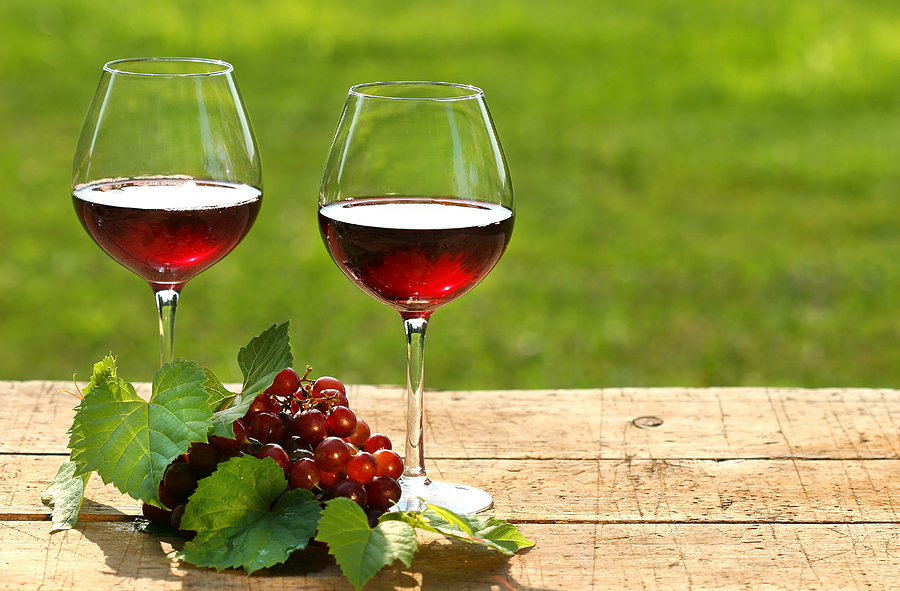 Vino - piće bogova - Page 4 Bigstock_Red_wine_on_a_summer_day_14089736