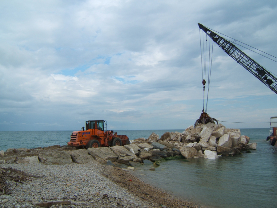 draghe terrestri e galleggianti Foto-grottamare-scogli04