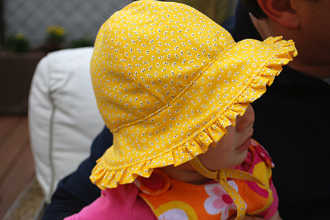 صنع  قبعة  للطفل  سهلة  وجميلة Baby-sunhat-pattern-with-ruffles-and-ties_c