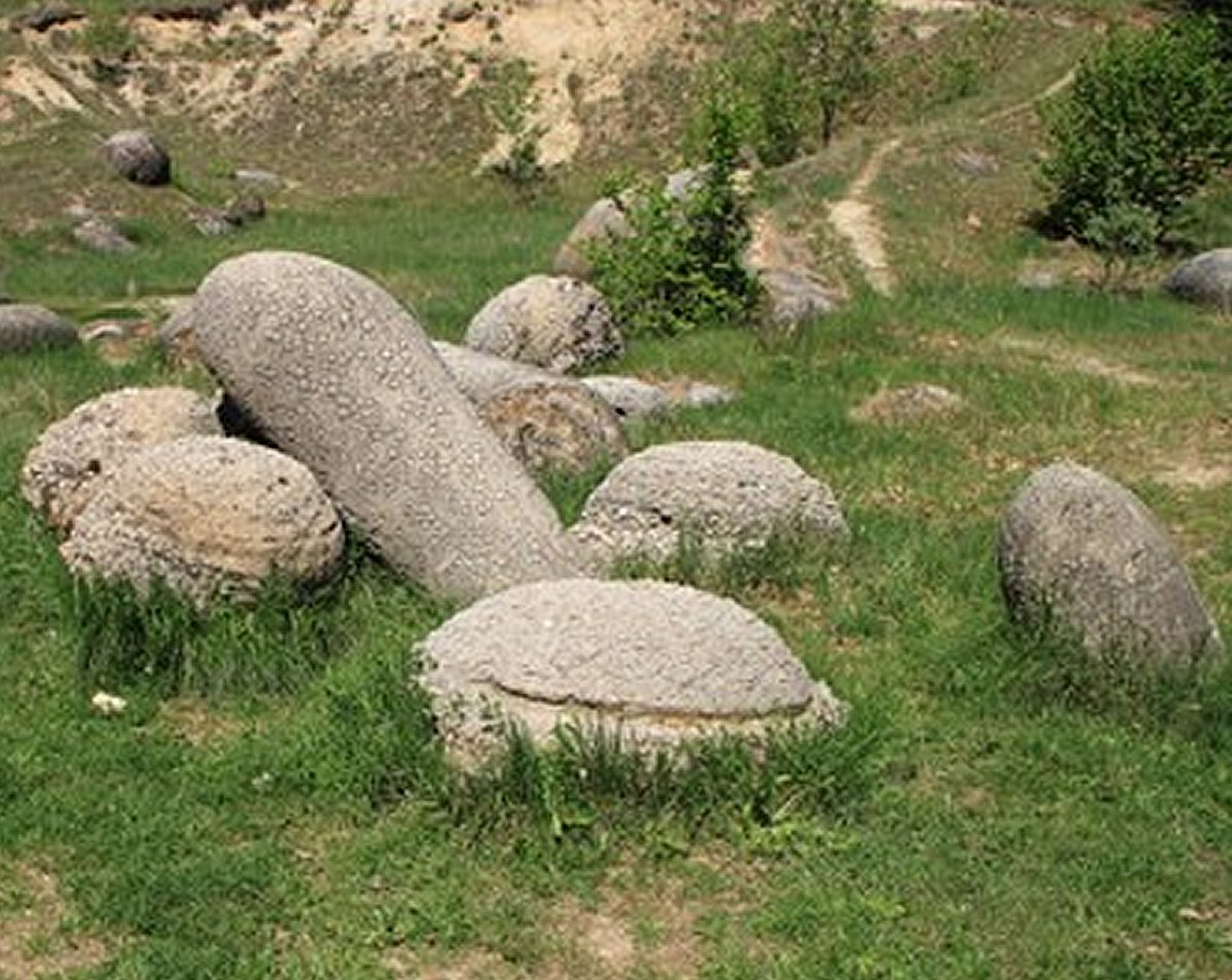 Strange Hoodoos - Growing Stones - An Incredible Geological Phenomenon Trovants70