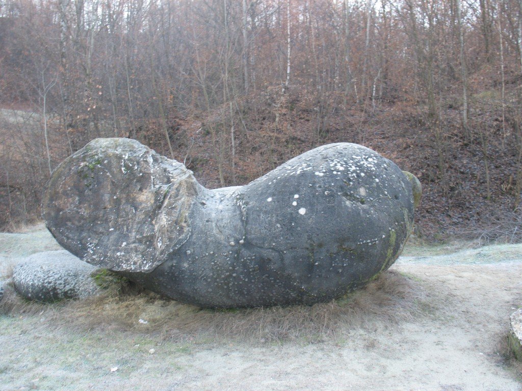 Strange Hoodoos - Growing Stones - An Incredible Geological Phenomenon Trovants90