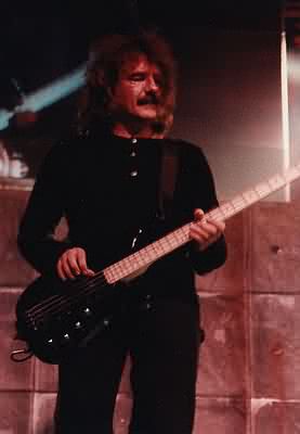 Vos listes de bassistes Geezer_butler_01