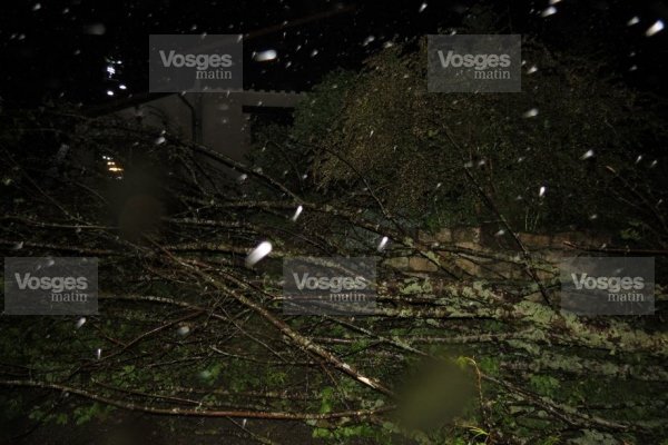 Grêle, foudre, vent et possible tornade : violents orages sur le Nord-Est Orage_13_mai_2015_05