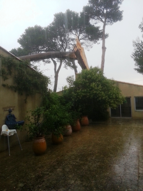 Forts orages en Languedoc Roussillon : inondations & foudre font des dégâts Orage_pluie_12_juin_2015_05%281%29