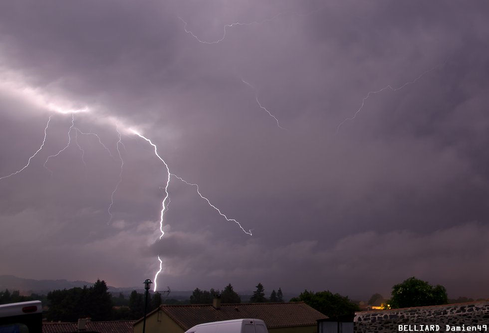 Saison Orageuse 2013 [MAJ : Orages Violents du 16-17 Juin] - Page 2 2013_0617_4h41_foudre1