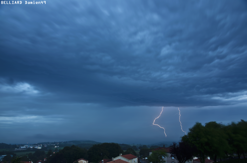 Saison Orageuse 2013 [MAJ : Orages Violents du 16-17 Juin] - Page 2 2013_0617_5h54_foudre1