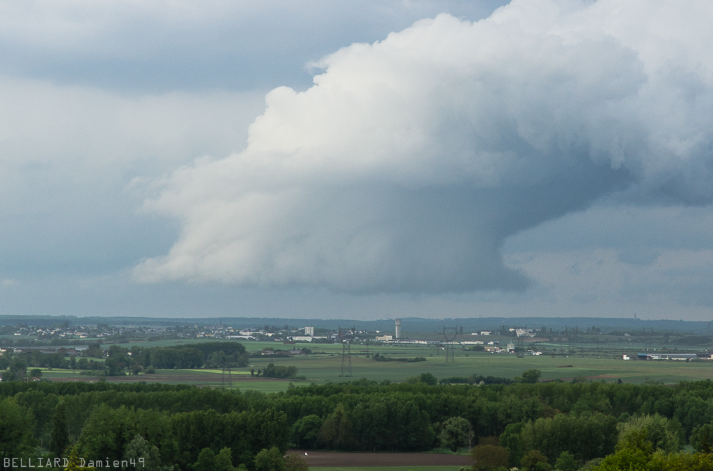 Les premières fortes instabilités entre le 4 et 8 mai 2015? - Page 3 20150504_19h40_nuage_mur1