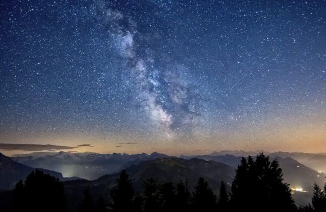 Lo spettacolo della Via Lattea vista dalle Alpi Svizzere Vialattealpi-650x423