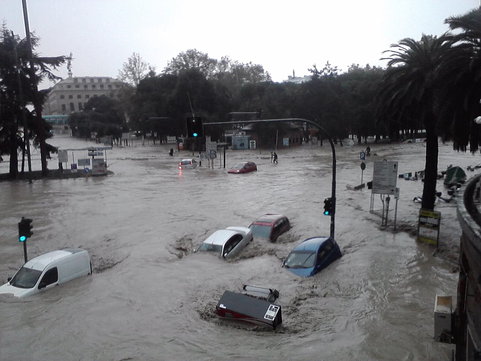 Maltempo :Torna l’incubo alluvione, un morto a Genova. E piove ancora 335383_284082014956218_178330412198046_956612_1717910470_o