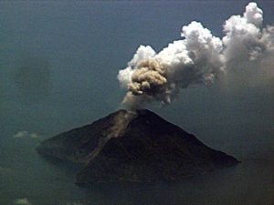 2012 - Il risveglio dei vulcani - Pagina 4 Vulcano-eruzione-batu-tara-300x225