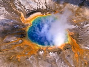 2012 - Il risveglio dei vulcani - Pagina 4 Grand-Prismatic-Spring-Yellowstone-National-Park-Wyoming-300x225