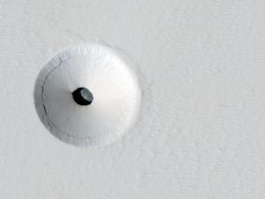 Inusuale cavità osservata sulla superficie di Marte: dibattito aperto tra gli scienziati  Cavit%C3%A0-marziana-300x225
