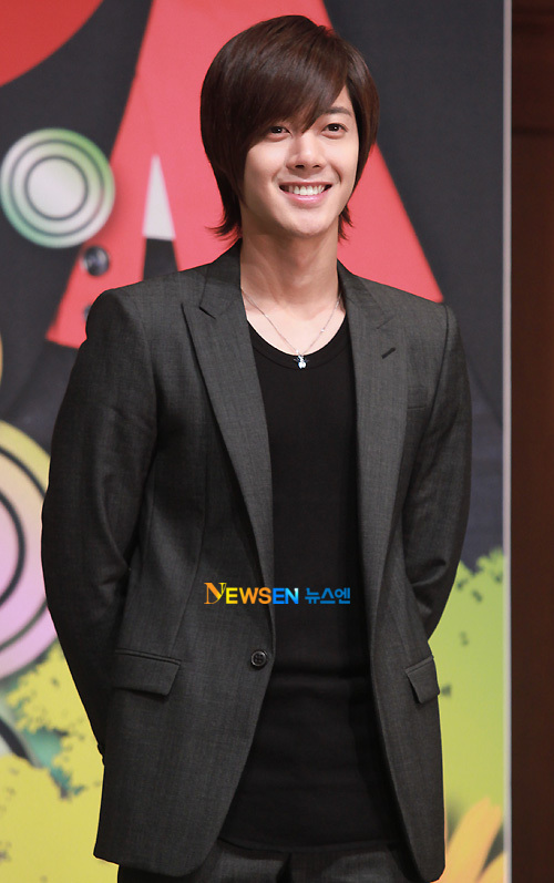 تقرير عن kim hyun joong المغني والممثل الاكثر وسامة واثارة! D79ef6cbd1c33e0a3f184d6e4f0abccb