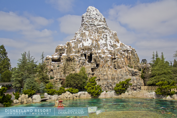 [Disneyland Park] Matterhorn Bobsleds (1959) - Page 2 IMG_1821