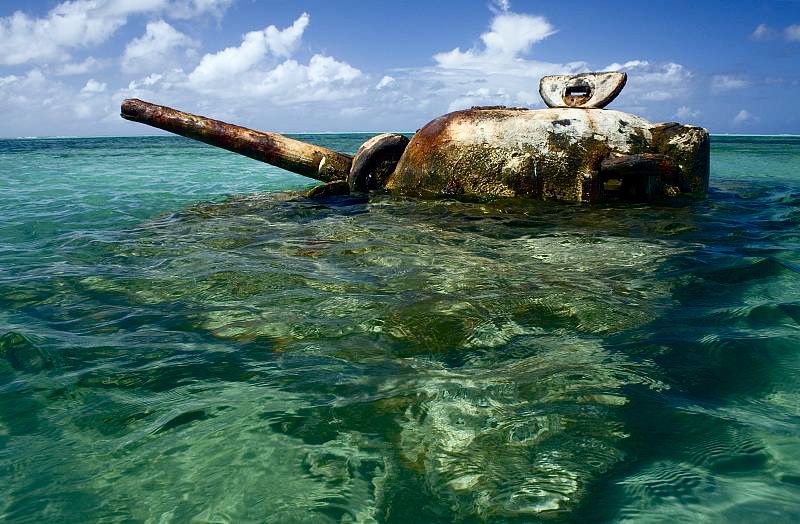 Quelques photos plus ou moins "intéressante" Sherman-tank-off-garapan-2-1-beach-saipan-9001