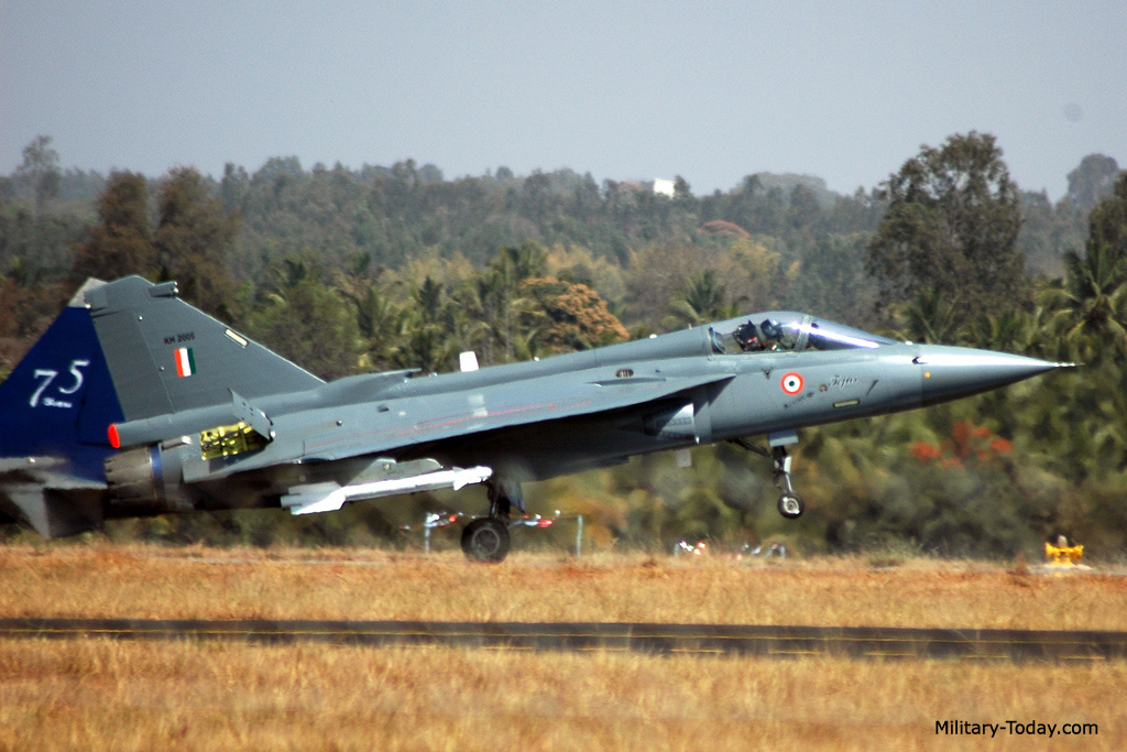 HAL Tejas ( avión de combate polivalente ligero de cuarta generación  India) Hal_tejas_l3