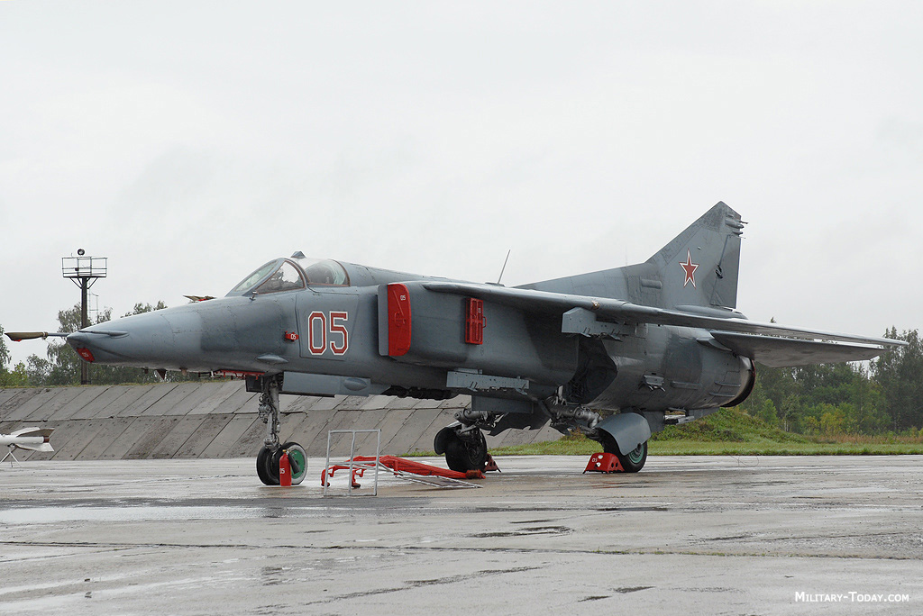  طائرة الهجوم الأرضي:ميج-27 Mikoyan_mig27_flogger_l1