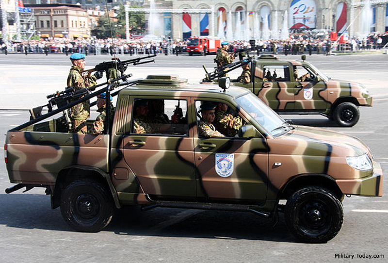 Fuerzas Armadas de Rusia  - Página 30 Uaz_patriot_l3