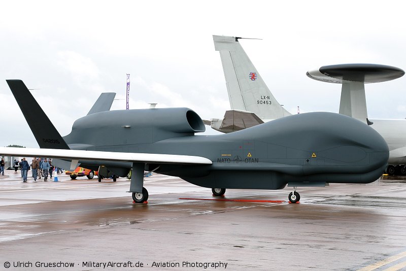 உங்கள் வீட்டிற்கும் வரலாம் உளவு ஊர்தி! RQ-4_RIAT2009_1946_800