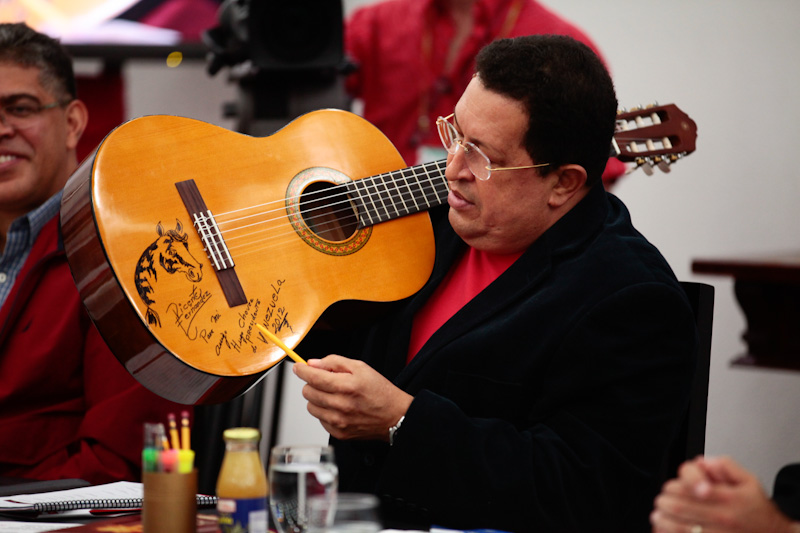 Vicente Fernández regala guitarra autografiada al presidente Chávez: "Para mi amigo Hugo Chávez"  004_MA_9149_W