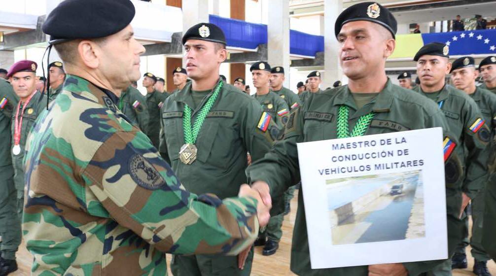 Vehículos logísticos del Ejército Bolivariano DlI178rW0AAznX3