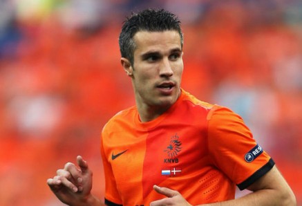 احتمالية عدم مشاركة فان بيرسي في مباراة اليوم. 61220-persie-holland-437x298