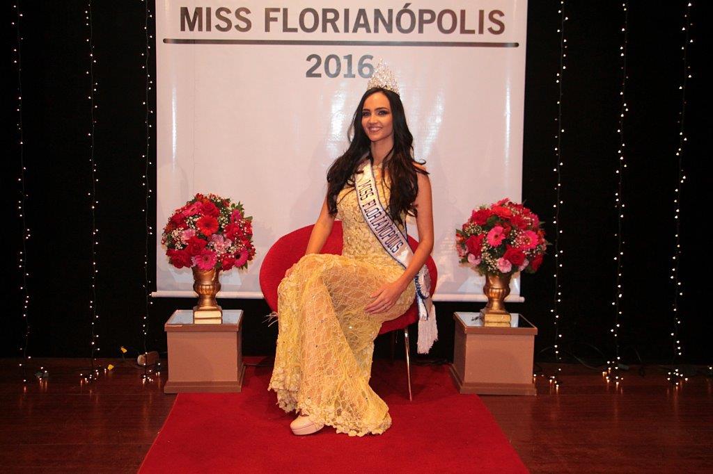 candidatas a miss santa catarina universo 2016, final: 27 de agosto. - Página 22 Ju-no-trono