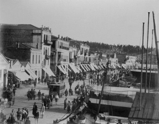 Γιατί οι Τούρκοι αποκαλούσαν τη Σμύρνη «άπιστη». Οι ταξικές συνοικίες και ο διαχωρισμός του πληθυσμού αναλόγως την οικονομική του κατάσταση ...  Smirni-1900-513x400