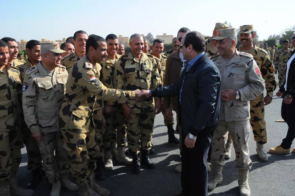 الرئيس السيسى يتفقد عددًا من وحدات القوات المسلحة المشاركة فى الحرب على الإرهاب بسيناء 1