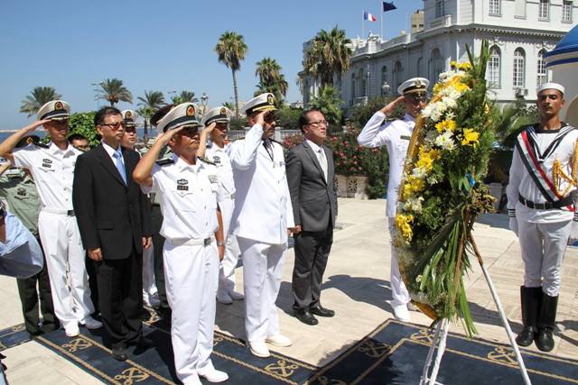 نائب الأسطول الصينى يضع إكليل من الزهور على قبر الجندى البحرى المجهول ZZ