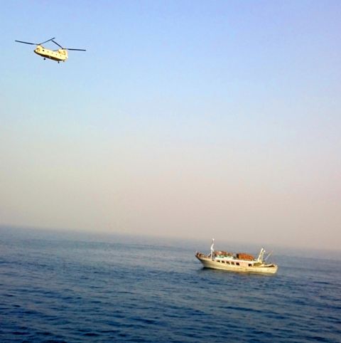 مركز البحث والإنقاذ بالتعاون مع القوات الجوية والبحرية يقوم بإنقاذ مركب للصيد على متنه 31 مصريًا بالبحر الأحمر 02
