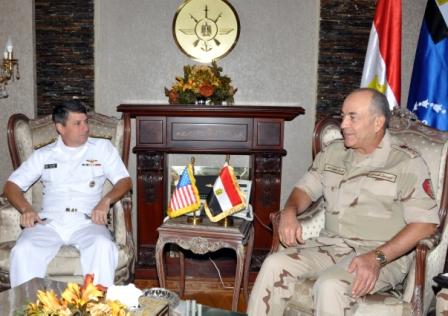 الفريق محمود حجازى يلتقى قائد القوات البحرية التابعة للقيادة المركزية الأمريكية 1%20(1)