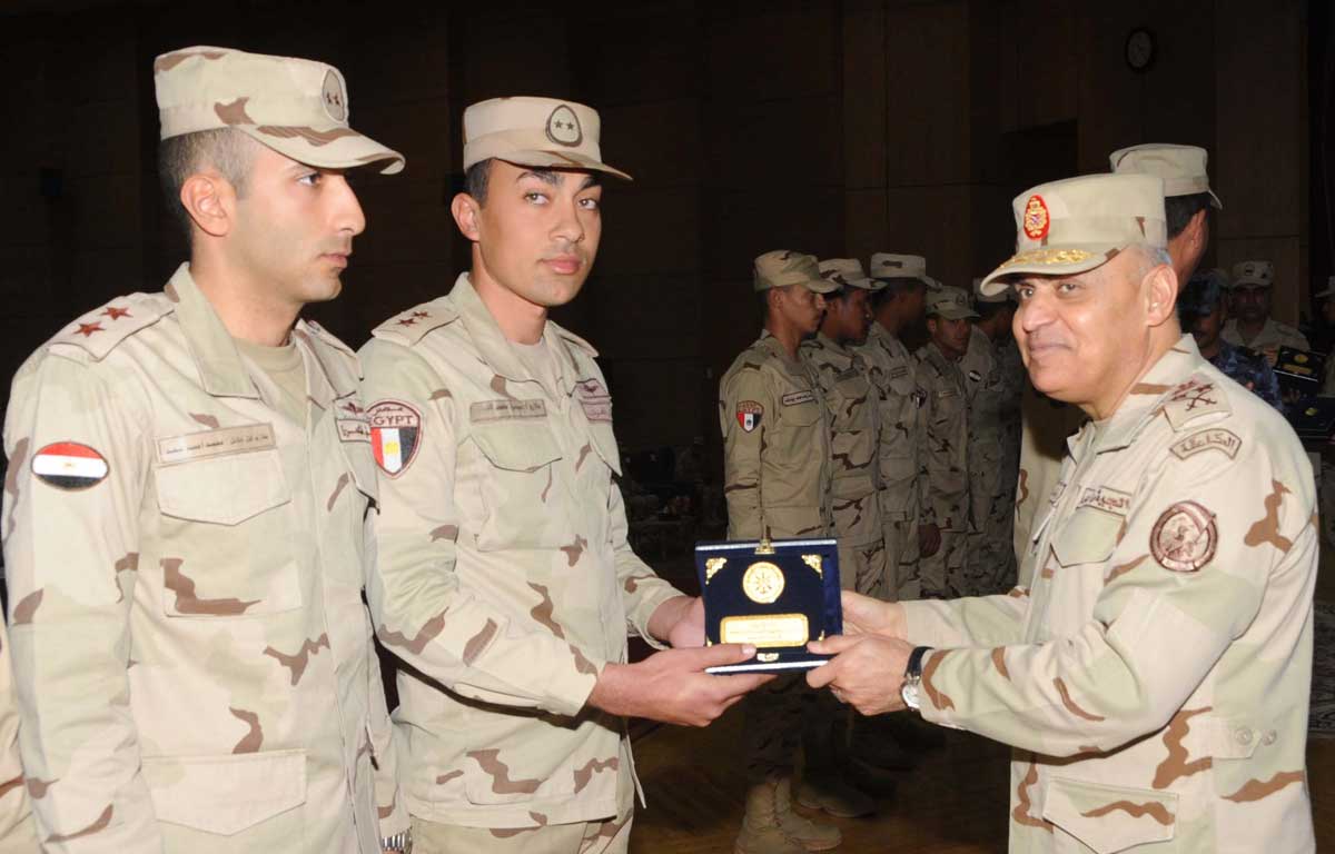 الفريق أول صدقى صبحى يلتقى بقادة وضباط وصف وجنود المنطقة الغربية العسكرية 0-(1)