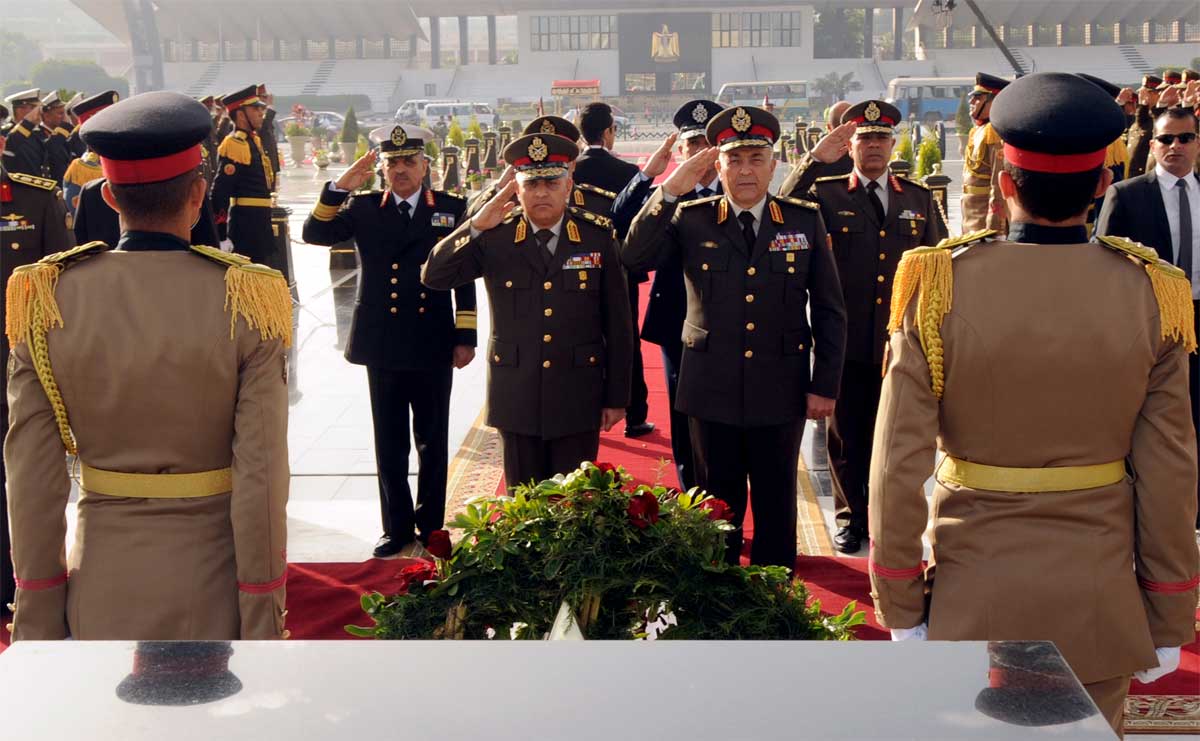 الرئيس السيسى ينيب وزير الدفاع لوضع إكليل الزهور على النصب التذكارى لشهداء القوات المسلحة 333