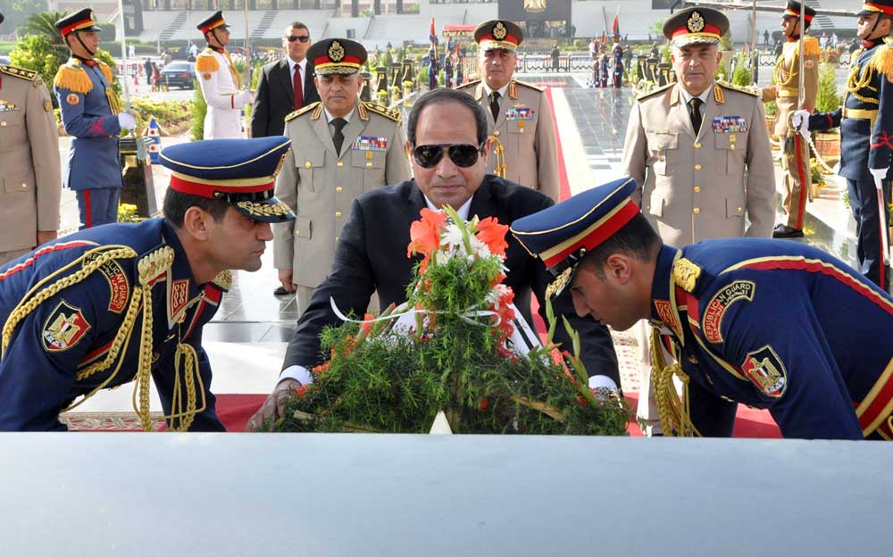 الرئيس عبد الفتاح السيسى يضع إكليلًا من الزهور على قبر الجندى المجهول بمناسبة ذكرى تحرير سيناء 11