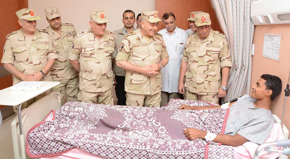 الفريق محمود حجازى يزور المصابين بالمستشفيات العسكرية بمناسبة حلول عيد الفطر المبارك 5