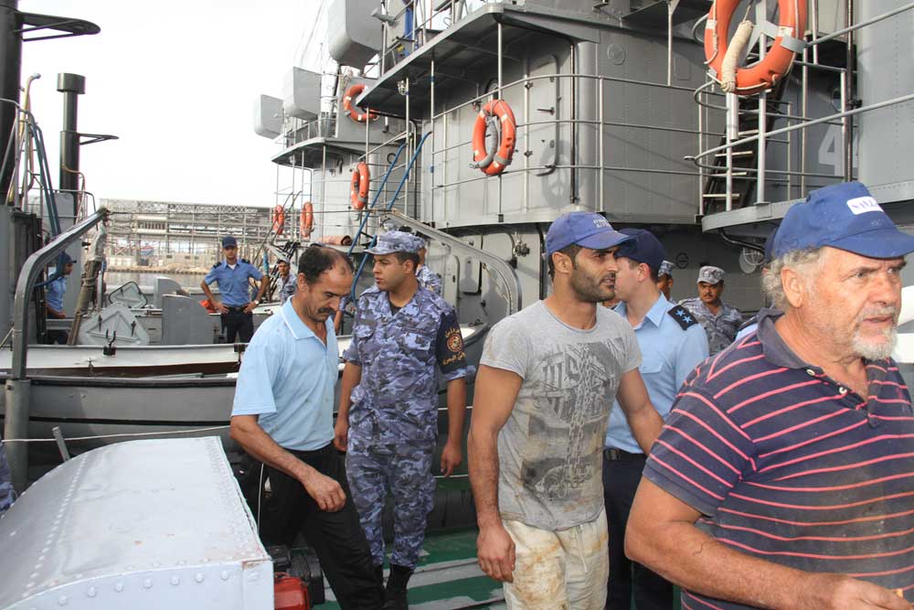 القوات البحرية تلقى القبض على بلنصين إيطاليين للصيد بدون تصريح داخل المياه الإقليمية المصرية (1)