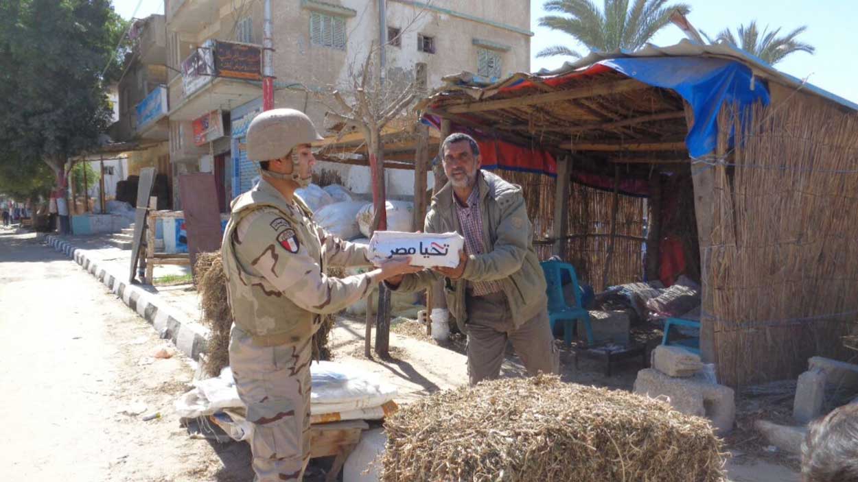 القوات المسلحة توزع آلاف الحصص الغذائية المجانية لأهالى العريش والشيخ زويد ورفح بشمال سيناء (14)