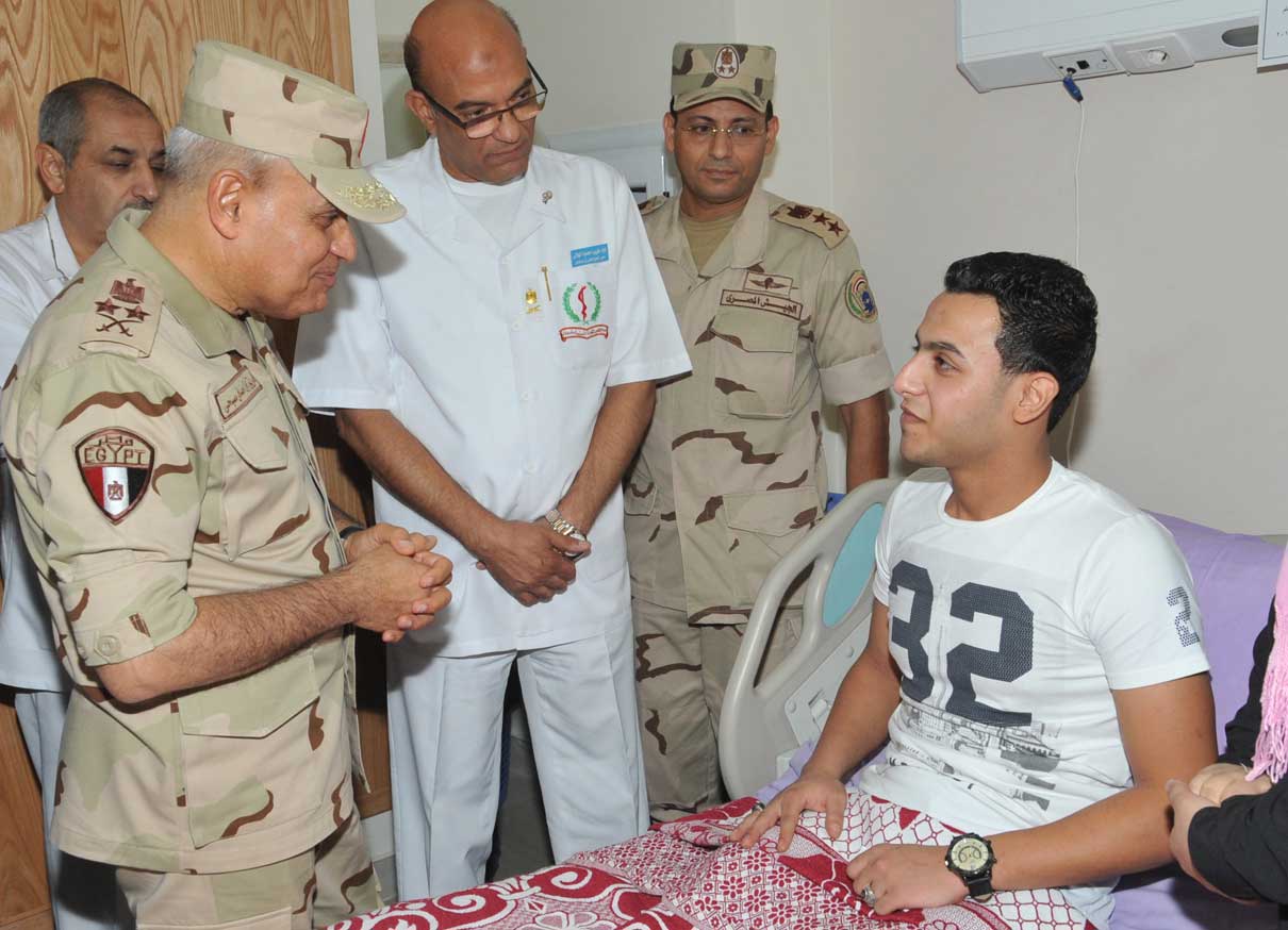 الفريق أول صدقى صبحى يزور أبطال القوات المسلحة المصابين بالمستشفيات العسكرية 1-(5)