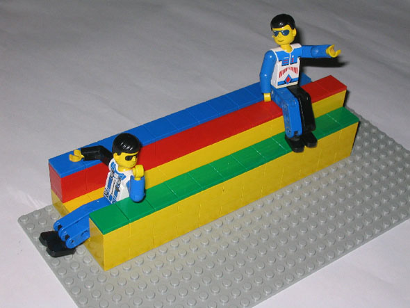 Illusions et travaux d'Escher - Page 3 Lego-Impossible-Object-2